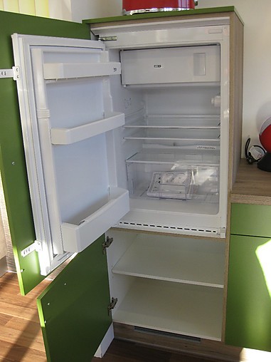 Pino musterküche moderner küchenblock in schönem grün ...