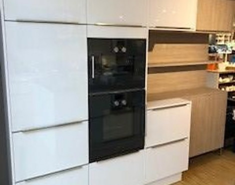 Ausstellungsküche in Polarweiß Hochganz Lack kombiniert mit Eiche Seidengrau - AV 4030 polarweiß / Av1095 Eiche Seidengrau