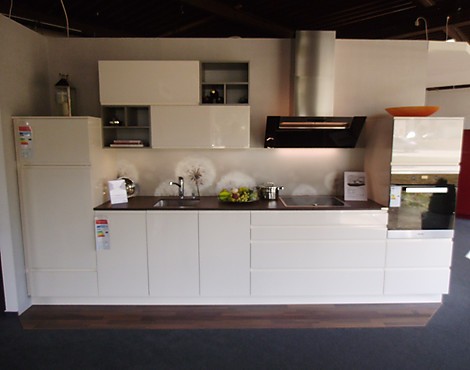 hochwertige Grifflos-Küche in Lack mit DEKTON-Arbeitsplatte - Systemat AV 5025 magnolie Hochglanz