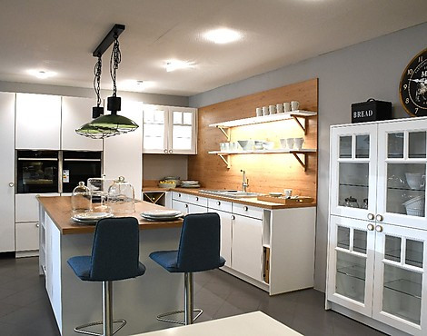 Fröhliche Landhausküche in Weiß mit Holzakzenten - Strato kristallweiß matt