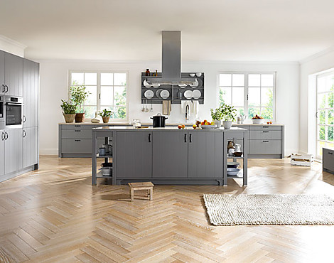 Küche im Landhausstil mit grauen Fronten - 55.210