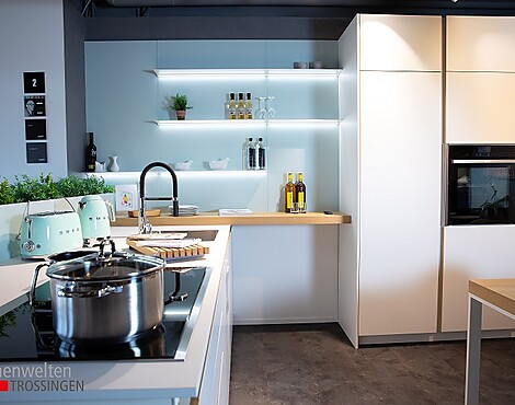 Leicht Küche in firn mit Echtholz alteiche natur und Le Corbusier Farbe - Solid-C