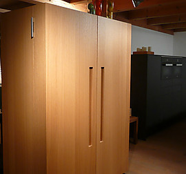 Geschirr- und Vorratsschrank
2 Koffertüren , innen Alu-Rahmentüre mit Vorratsdosen