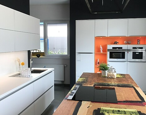 Unikat Premium Küche - SENTA Mattlack brillantweiß mit durchgehender Griffmulde