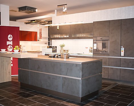 Moderne, grifflose Einbauküche im Zement-Dekor und Miele Geräten - Portland Zement anthrazit