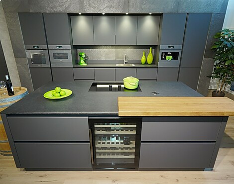 Top-Backofen mit Klimagaren +Kernthermometer +Pyrolyse +Kamera! Top-Kombidampfgarer! Wärmeschublade + Vakuumierer! Kühlen + 0°Zone + Gefrierer + 2-Zonen-Weinkühler! Kaffeeautomat für 3 Bohnensorten! Performance-Muldenlüfter + wartungsfreier Geruchsfilter! - LUXUSKÜCHE IN GLASLINE MATT LAVA (HÖCHSTE PREISGRUPPE 7) MIT GEFLAMMTEM NATURSTEIN UND HIGH-END-GERÄTEN. Liebevolle Details wie Theke und Einsätze in echter Eiche, viele Auszüge, Volledelstahl-Armatur, Inselsteckdosen... EDLES DESIGN & MODERNSTE TECHNIK !