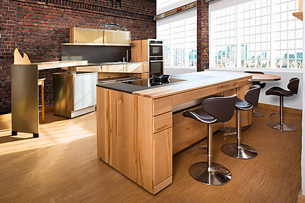 Architektenküche aus Holz mit Insel von Pfister