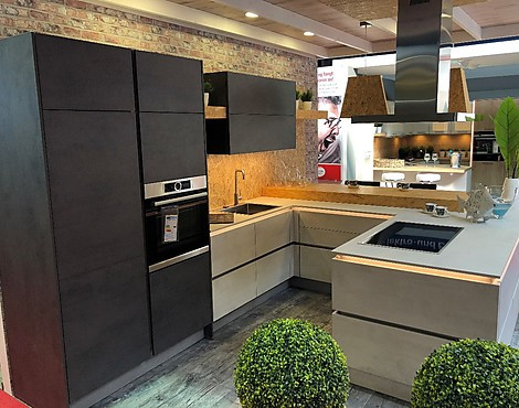 Grifflose moderne Inselküche - 371 Riva, 891 Weißbeton NB und 889 Beton Schiefergrau NB