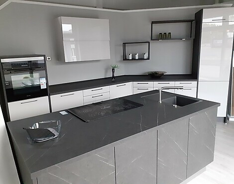 Elegante Musterküche in lavagrau und Marmor dunkel - AV 2045 Marmor dunkel Mattlack
