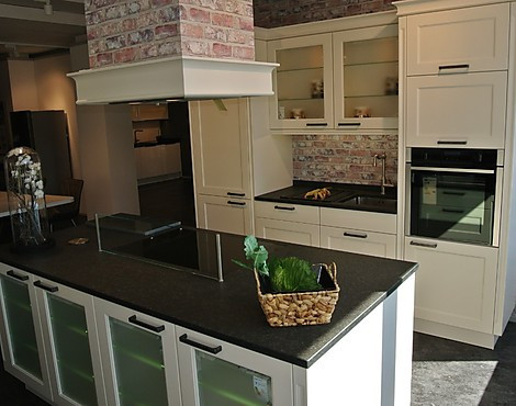 -Küche im Landhausstil inkl. Geräte und Granit-Arbeitsplatte - Modell Chalet