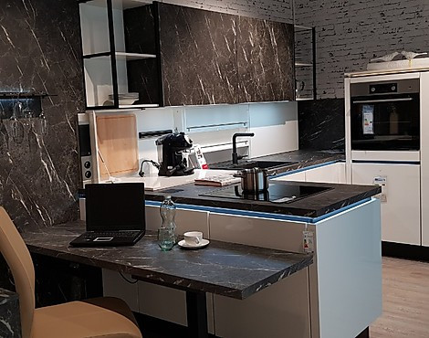 Moderne U-Küche mit großartigem Design, cleverer Technik und viel Liebe zum Detail - Flash