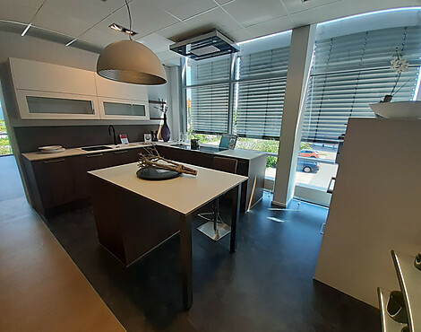 Moderne Küche mit interessanten Farbakzenten in Toronto Alteiche Cognac/W - KMB223 Alteiche Cognac/W