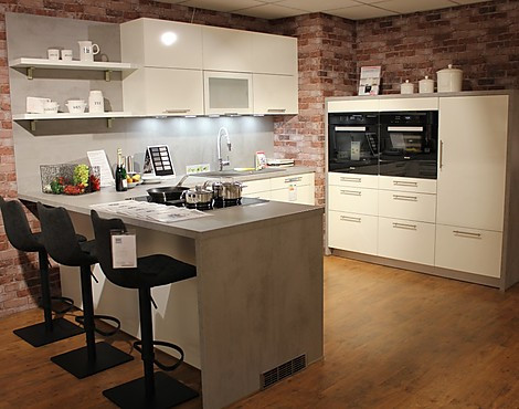 Moderne L- Küche mit Geräteblock, Miele Dampfgarer mit Mikrowelle, Miele Einbau Vakuumierschublade - PPL 53.160 Brilliantweiß Hochglanz, Absetzung Beton Quarzgrau NB, Sockel Edelstahlfarbig