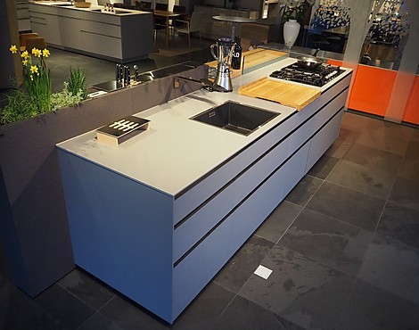 Inselblock mit Raumelement aus Granit und Theke in Eiche antik - Riciclantica, Trendfarbe grau mit Wachseffekt, schwarze Griffleisten