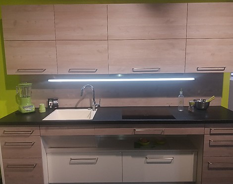 Moderne Küche mit Natursteinarbeitsplatte und hochwertigen Miele Geräten. Geschirrspüler und Backofen sind hochgesetzt - XL1451