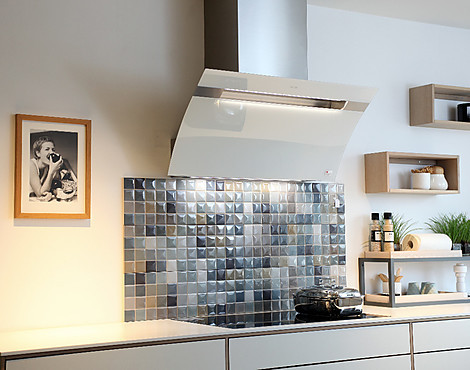 Die berbel Kopffreihaube Glassline überzeugt mit Raffinesse, Leistungsstärke und Sparsamkeit - Glassline BKH 90 GL-2 weiß 90 cm 1040066