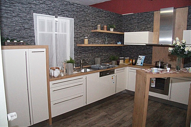 Wellmann-Musterküche Moderne U Küche in Holz und Magnilia mit Theke ... Wellmann-Musterküche Moderne U Küche in Holz und Magnilia mit Theke ...