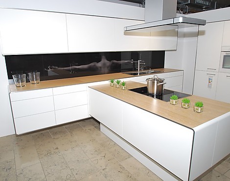 Designpreis gekürte Küche PIA Diamantlack weiss mit Miele Geräten. - Model PIA