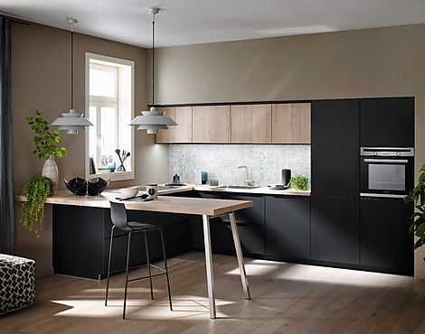 5272/1 - Eine edele Schwarz matt Küche kombiniert mit einer hellen Kst. Holz front in Alteiche Sand und Sitzmöglichkeit