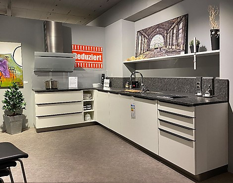 Zeitlose L- Küche in weiß mit Naturstein Arbeitsplatte in "Steel Grey" - Silvia Colour weiß Matt