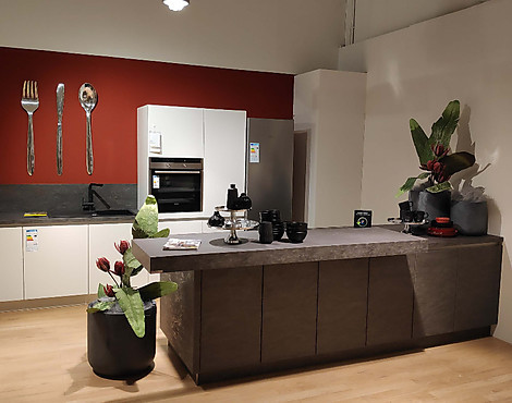 moderne Insel-Küche in Basalt-Optik - Feel