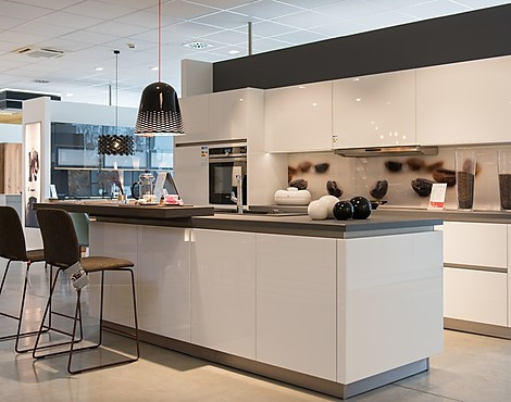 - moderne grifflose Hochglanzküche mit Insel - Gala in Kristallweiß hochglanz