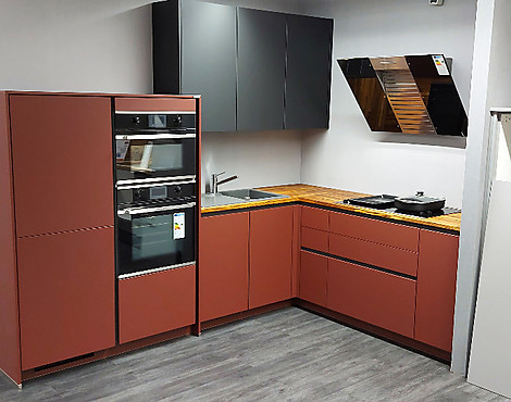 Moderne L-Küche grifflos mit Massivholz - 945 Easytouch 963 Lacklaminat Rostrot