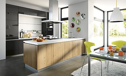 Modern und gemütlich zugleich - Grifflose Küche mit Kochinsel Modern und gemütlich zugleich - Grifflose Küche mit Kochinsel
