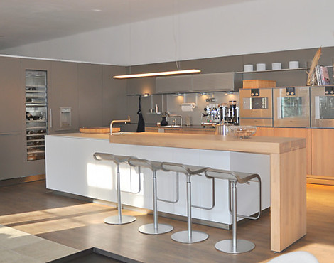 bulthaup b3 in Lack mit Massivholzakzenten und Gaggenaugeräten - b3