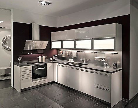 Moderne Küche in L-Form mit seperater Hochschrankzeile in Magnolienweiss hochglänzend - SC 40-SLG SimiLaque hochglänzend