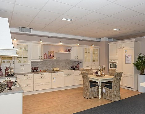 großzügig geplante Küche im Landhausstil mit Gemütlichkeitsfaktor - Jana Kassette F447 Magnolie patiniert