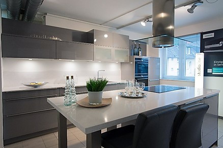 Moderne Küche mit Theke von Möbel Hensel Moderne Küche mit Theke von Möbel Hensel