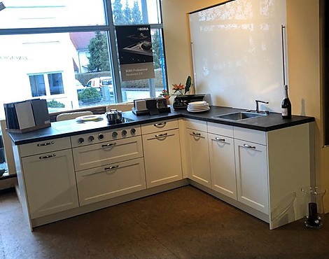 moderne Landhausküche L-Form Esche Rahmenfront Magnolie lackiert Keramik-Arbeitsplatte - HÄCKER AV 6035 - A 870 Magnolie lackiert