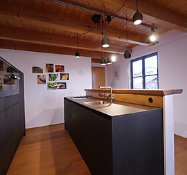 stilvolle Küche in Eiche schwarzbraun sägerauh mit Arbeitsplatte Laminat Anthrazit MK 31 PmG 1