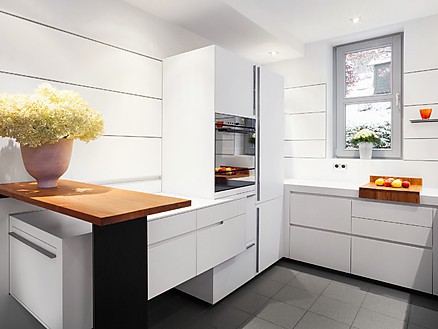 Hochschränke und Sideboard der Designküche sind aus hellem Corian Hochschränke und Sideboard der Designküche sind aus hellem Corian