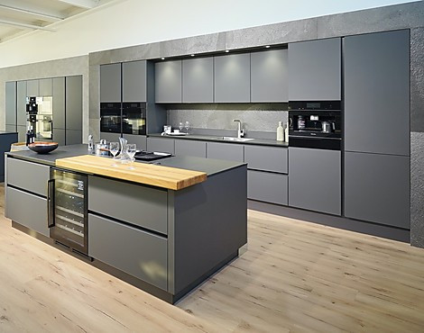 HIGH-END-GERÄTE: 5! Kochzonen mit dezent integrierter Absaugung. Teppan/Grill. XXL-Combidampfgarer & Pyrolyse-Backofen mit Klimagaren, beide mit Kernthermometer. Kaffeeautomat mit Festwasseroption. Wärmeschublade. 0°Zone, Gefrierschrank & Weinkühler! - X2 GLASLINE MATT LAVA. Sehr elegante & überragend ausgestattete LUXUSKÜCHE, die keine Wünsche offen lässt! Edle Mattglas-Fronten. Arbeitsplatten in Nero Assoluto geflammt & gebürstet. Theke in Eiche naturgeölt.>>> MIT MEHRWERTSTEUER-SENKUNG NUR 28.264 € !
