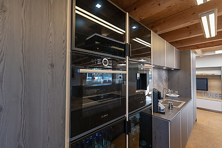 Holzküche mit modernen Geräten