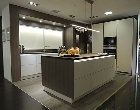 Coole grifflose Blackline-Küche in Samt-Lack Achatweiß mit Rauch-Eiche - BN 14 GL 3384 Blackline