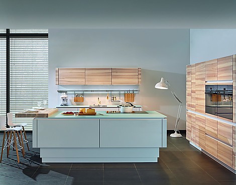 Massive Holzfronten, Glas und ergonomische Hubinsel - Horizon-Accento Vitrin Kernesche