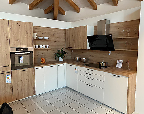 Zeitlose L-Küche in kombination mit schlichtem Holz - Nova Magnolia