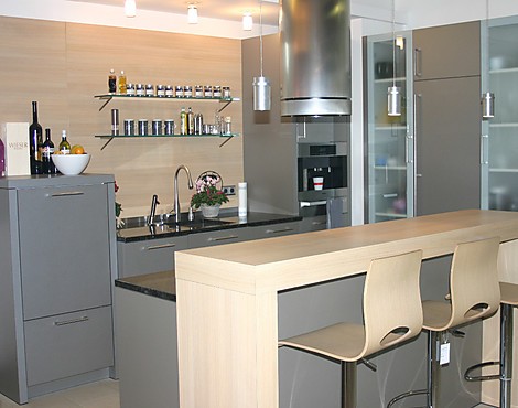 Hochwertige Küche mit Natursteinarbeitsplatte - Silvia Quarz Inox + Eiche Chateau
