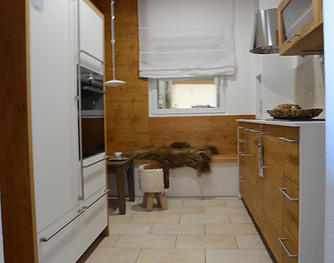Küche Karnische Massivholzmöbel 2 Zeilen in Asteichequer - Wien Asteiche quer mit Designglas weiß