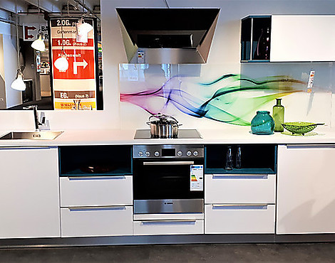 Moderne Küchenzeile - Küche mit abgerundeten Seitenschränken