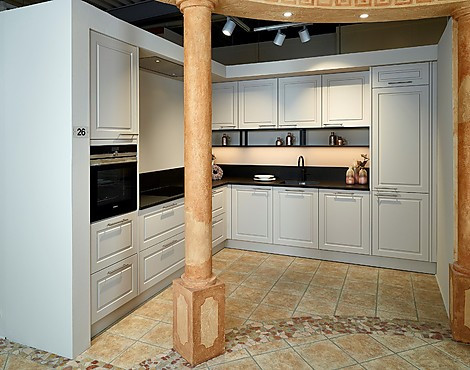 Eckküche in Landhausstil mit Granit Arbeitsplatte - Classic in sandgrau Samtmattlack (Koje 26 KL)