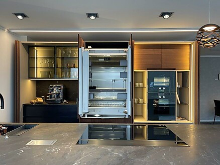 Pocketschränke geöffnet mit Gaggenau Kühl-Gefrier-Kombination