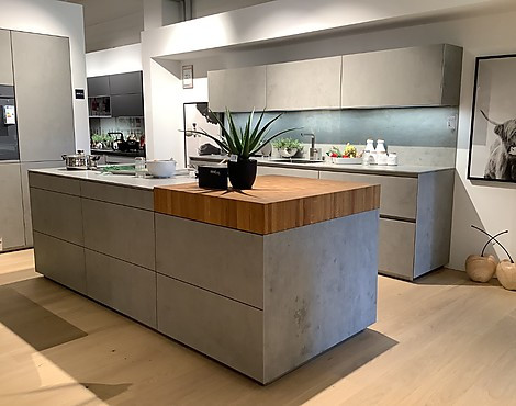 Musterküche Next 125 Beton grau - NX950 Ceramic Beton grau Griffmulde Edelstahlfarben