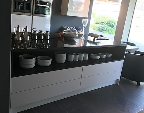 SieMatic Musterküche S 2-SLG titanweiss hochglänzend - S 2-SLG titanweiss hochglänzend