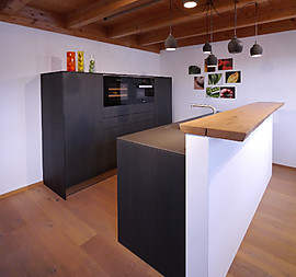 stilvolle Küche in Eiche schwarzbraun sägerauh mit Arbeitsplatte Laminat Anthrazit PmG 2
