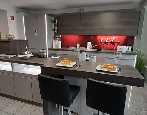 moderne Einbauküche mit großer Kochinsel - Koje 04-04 Touch Lacklaminat steingrau / eiche Dakota