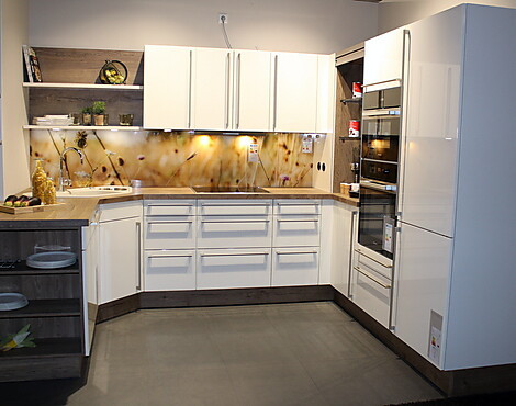 moderne Küche in U-Form, Magnolie Hochglanz, mit Markengeräten und Dampfgarer von Miele, mit Glas-Nischenrückwand und Jalousie-Schrank - GALA